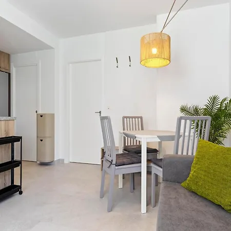 Stylish Near Playamar Lejlighed *