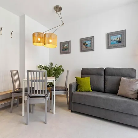 Stylish Near Playamar Daire